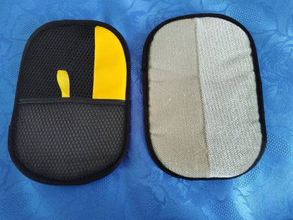 Photo cliente : les deux faces du gant anti-poils